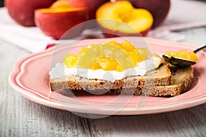 Bread with creamcheese and stewed yellow fruits.