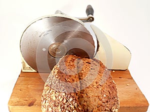 Bread cutter