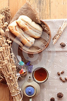 Bread with milk tea custard and hot tea.