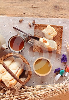 Bread with milk tea custard and hot tea.