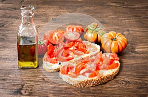 Bread oil, tomato, salt and pepper