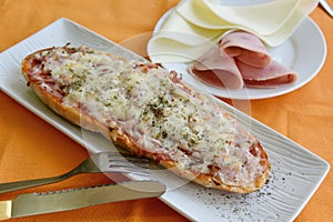 Bread pizza with ham and cheese