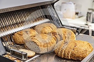 Bread slicer machine