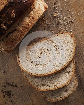 Bread and slices with flax seeds