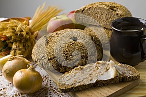 Intero filone di pane e una fetta di tradizionale integrali pane a lievitazione naturale cotto nel tradizionale a legna e forno per il pane.
