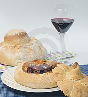 Bread stuffed with cantimpalos sausages.