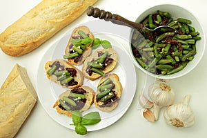 Bread with sundried tomatos and green bean