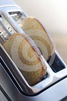 Bread toaster