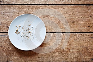 Briciole di pane sul vuoto piatto 