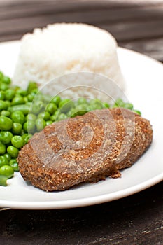 Breaded cutlet with rice and green salad