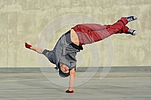 Breakdancer