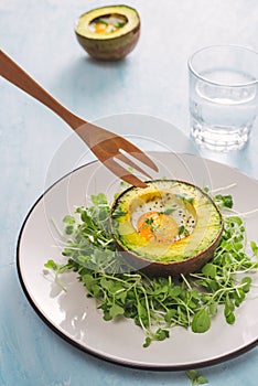 Breakfast/Brunch : Baked eggs in avocado