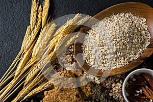 Breakfast cereal with barley and granola bar