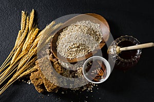 Breakfast cereal with barley, honey and granola bar