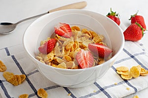 Breakfast cereal with fresh strawberries