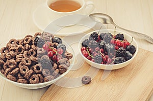 Breakfast with chocolate flakes, berries and a cup of tea/breakfast with chocolate flakes, berries and a cup of tea on a wooden