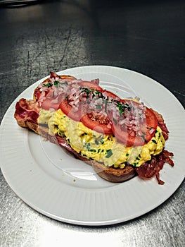 breakfast egg tomato red onio bacon