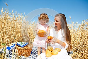 Breakfast in field