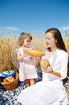 Breakfast in field