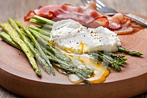 Breakfast: poached egg, baked asparagus