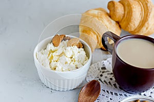 breakfast with ricotta or cottage cheese with honey and nuts