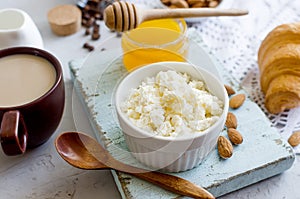 breakfast with ricotta or cottage cheese with honey and nuts