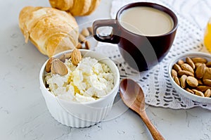 breakfast with ricotta or cottage cheese with honey and nuts