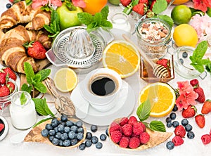 Colazione apparecchiare la tavola caffè, muesli. 