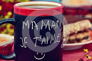 Breakfast and text maman je t aime, I love you mom in french