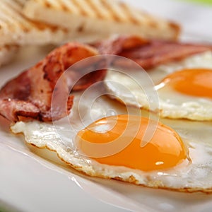 Colazione pane abbrustolito uova 