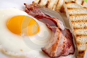 Colazione pane abbrustolito uova 