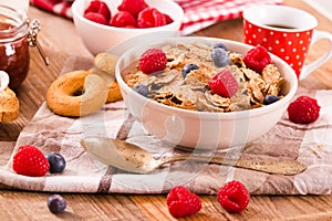 Breakfast with wholegrain cereals.