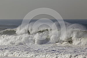 Breaking sea waves with spray