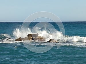 Olas rompiendo contra las rocas photo