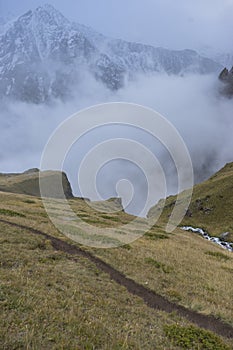 Úchvatné panorama ranní divoké přírody vysoko v horách