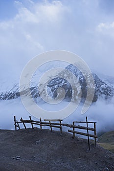 Úchvatné panorama ranní divoké přírody vysoko v horách