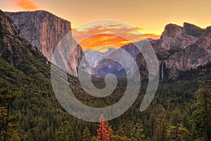 Breathtaking view of Yosemite national park at sunrise / dawn, C