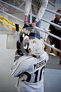 Brenden Morrow of Dallas Stars Signs Autograph