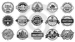 Cervecería insignias. vasos cerveza emblemas brincar cerveza dorada a lúpulo insignia ilustraciones colocar 
