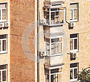 Mattone un appartamento l'edificio soleggiato facciata il suo plastica vetri da finestre un l'aria condizionatori 
