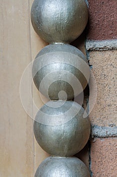 Brick patern with verticall metall balls