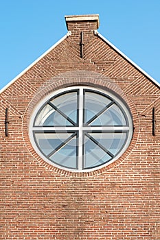 Brick wall with round window i