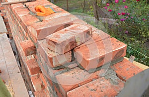 Bricklaying, Brickwork. Bricklaying Tips. How to build a brick wall.