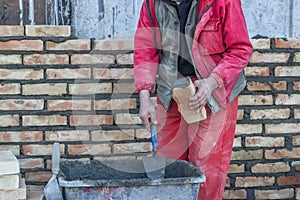 Bricklaying mortar spreading
