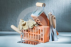 Bricks gloves and plastering tools on concrette