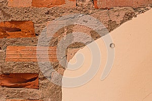 The broken wall shown bricks pattern and cement