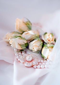 Bridal pearl necklace with wedding flowers