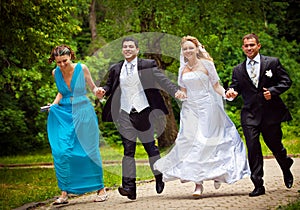 Bride and bridegroom con frainds