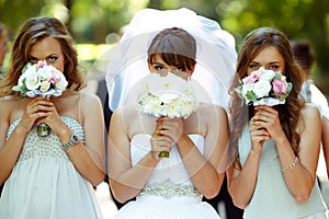 Sposa un damigelle nascondere loro facce per poco nozze 