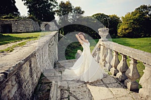 Bride between the columnes of the castle